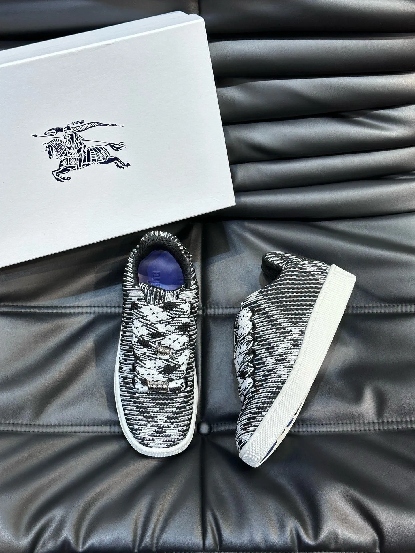 Factory price: 458💰Burberry Box series👫 Thick-soled casual sports shoes for couples, cool sneakers and bread shoes, purchased and developed from the original version, the top version of Box series sports shoes, made of original plaid/knitted fabric, embellished with EKD embossing. Made of mesh lining, the laces are decorated with metal coils, the rubber sole is decorated with the Burberry letter logo, and the original molded 3.5CM two-color T men's shoe 💰U outsole! Code number: 35-45 (35-45 customized)